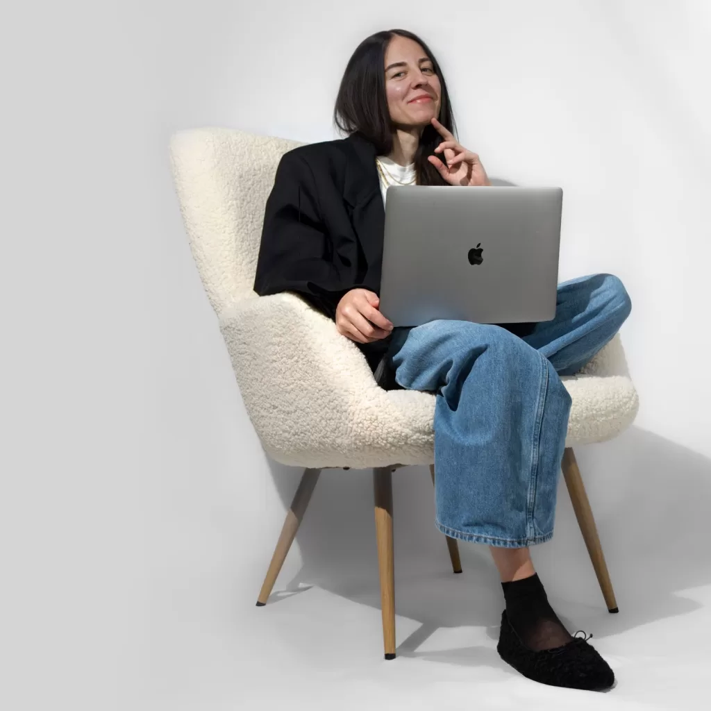Stefania Di Tota, Personal Stylist and Wardrobe Stylist, in an online fashion consultation session